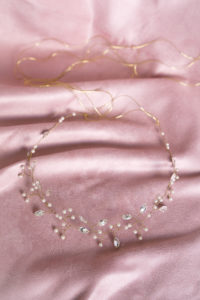 wianek na włosy z kryształkami i perłami