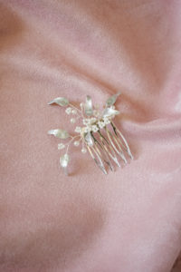 srebrny grzebyk do włosów z piśćmi i perełkami idealny na ślub