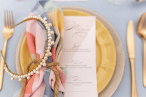 Opaska ślubna na stole ze złotymi talerzami i sztućcami