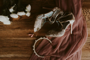 buty ślubne i biżuteria z perłami