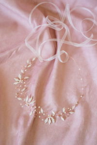 Asymetryczny wianek w kolorze różowego złota idealny do ślubnej fryzury