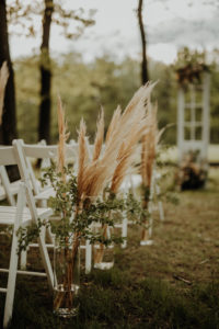 Trawa pampasowa w dekoracjach ceremonii ślubu