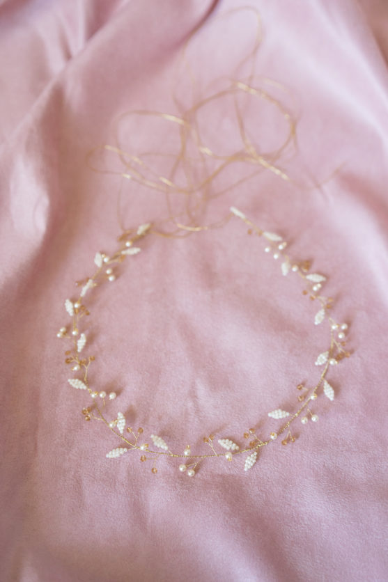 wianek na głowę z motywem liści z perłami i kryształkami idealny na ślub